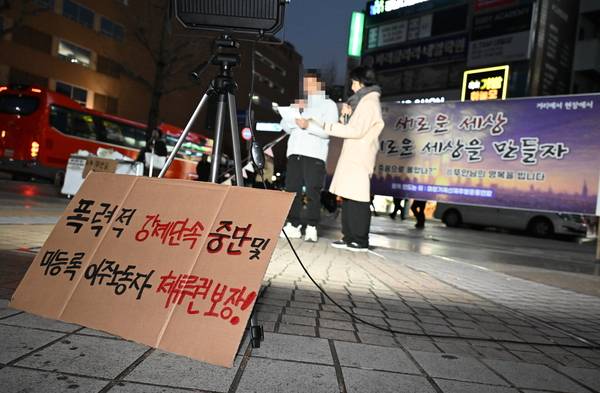 마창거제산재추방운동연합 주최 '이주노동자 죽음 없는 세상' 문화제가 14일 오후 창원시 성산구 중앙동 한서빌딩 앞 광장에서 열렸다. 이날 베트남 이주노동자(왼쪽)가 발언하고 있다. /김구연 기자