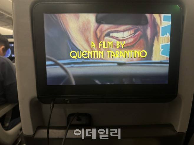 기내 모니터에 있는 동그란 외부입력(AUX) 단자에 LG 엑스붐 버즈 플러스 전용선과 케이스를 연결하니 무선 이어폰으로도 영화를 감상할 수 있었다. (사진=공지유 기자)