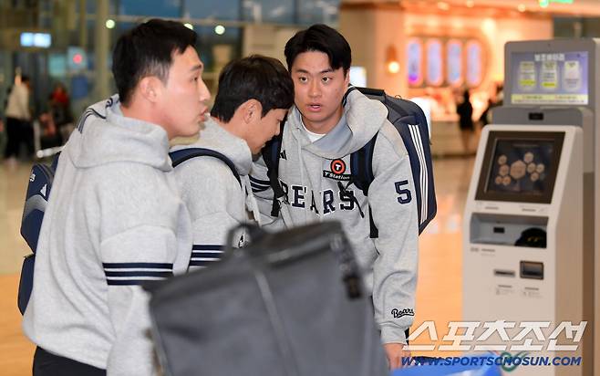 선배들 짐부터 챙기는 착한 후배 이영하.