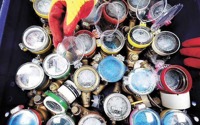 지난 2일 서울 강북구 서울북부수도사업소에서 수도계량기 교체반 직원이 동파된 수도계량기를 정리하고 있다. 뉴스1