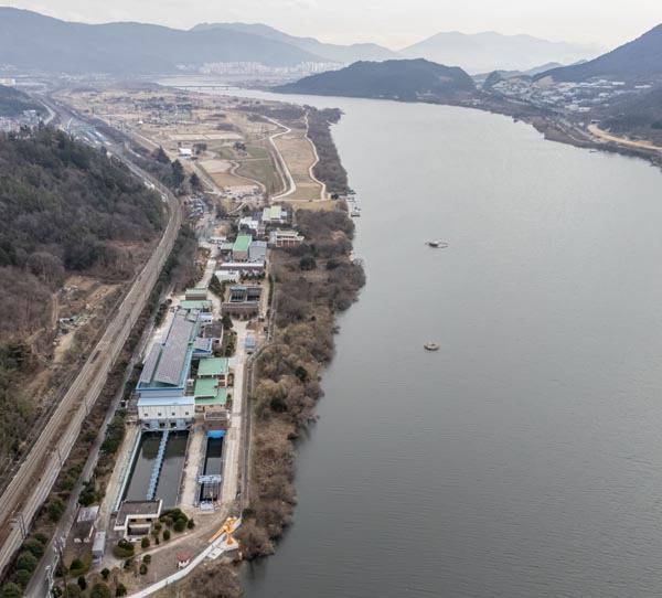 18일 항공사진으로 촬영한 경남 양산 물금취수장 모습. 부산 화명정수장 등에 원수를 공급하는 곳으로, 상류 지역에 각종 공장과 축사가 들어서면서 이 일대 수질이 악화하고 있다. 이원준 기자 windstorm@kookje.co.kr