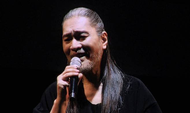 가수 임재범이 17일 서울 송파구 올림픽공원 KSPO돔에서 열린 데뷔 40주년 전국투어 ‘나는 임재범이다’에서 열창하고 있다. 연합뉴스