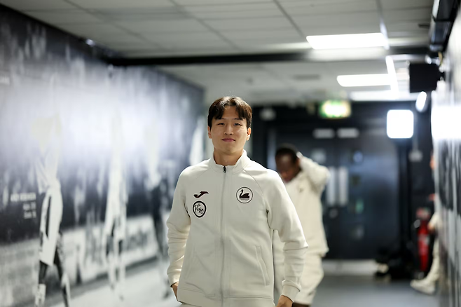 스완지시티 엄지성이 18일(한국시간) 영국 웨일즈 스완지의 스완지닷컴 스타디움서 열린 버밍엄시티와 홈경기서 1-1로 비겼지만 상대 백승호보다 좋은 활약을 펼쳤다. 사진출처│스완지시티 인스타그램