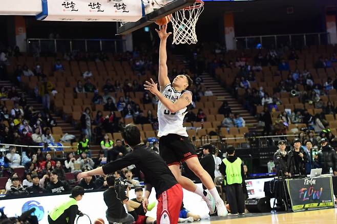에디 다니엘이 1대1 콘테스트 준결승에서 레이업을 시도하고 있다. /사진=KBL 제공