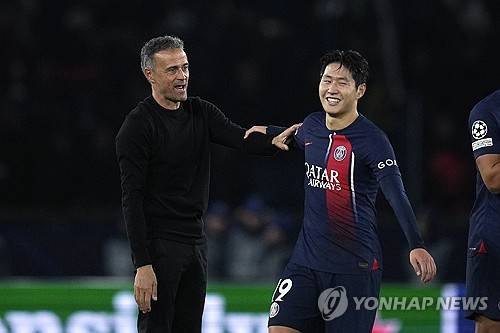 스페인 라리가의 강호 아틀레티코 마드리드가 대한민국 국가대표 미드필더 이강인 영입을 위해 구단 수뇌부를 파견하는 등 총력전을 펼쳤다. 그러나 소속팀 파리 생제르맹(PSG)의 완강한 거절에 부딪혀 사실상 무산됐다. 마테우 알레마니 아틀레티코 단장이 파리를 직접 방문한 사실이 알려졌으나 PSG는 이강인을 장기 프로젝트의 핵심 자원으로 분류하고 있어 붙잡겠다는 입장이다. 연합뉴스