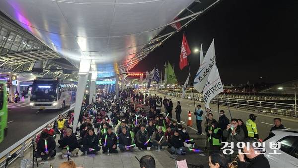 공공운수노조 인천공항지역지부가 지난해 인천국제공항 자회사에 4조2교대 합의한 이행을 요구하며 결의대회를 열고있다. /인천공항지역지부 제공