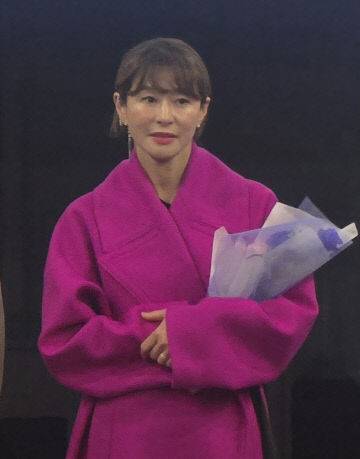 배우 예지원 이 무대 인사하고 있다. 사진 한성일 기자