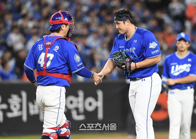 삼성 선발투수 최원태(오른쪽)가 대전 한화생명볼파크에서 열린 2025 KBO리그 한화와 플레이오프 5차전 4회말 1사 교체아웃되면서 포수 강민호와 악수를 나누고 있다. 대전 | 박진업 기자 upandup@sportsseoul.com