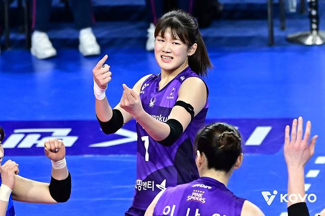 흥국생명 이다현이 18일 화성종합실내체육관에서 열린 IBK기업은행과의 진에어 2025-2026 V-리그 4라운드 경기에서 동료들과 소통하고 있다. /사진=KOVO