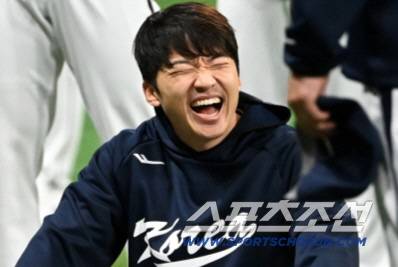 대한민국 야구대표팀이 11일 고척스카이돔에서 훈련을 가졌다. 박해민이 워밍업 중 웃음을 터뜨리고 있다. 고척=허상욱 기자wook@sportschosun.com/2025.11.11/