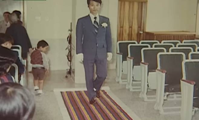 후덕죽 셰프의 결혼식 사진. 신부 쪽 하객석이 텅 비어 있다. /tvN '유 퀴즈 온더 블럭'