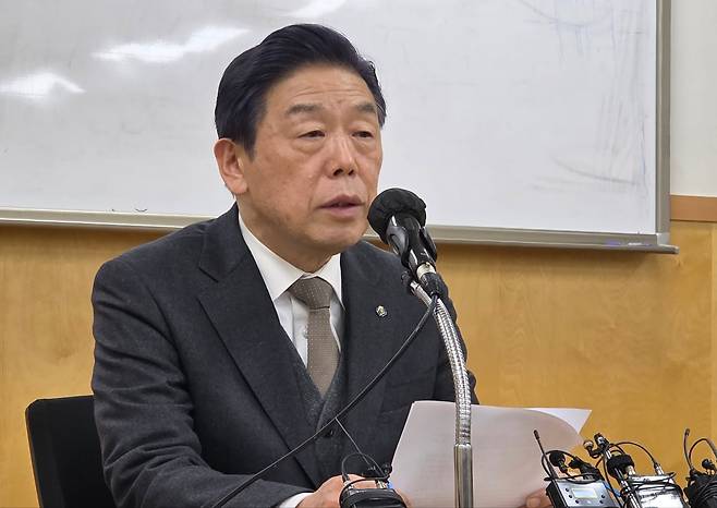 김형석 독립기념관 관장이 19일 충남 천안 독립기념관에서 기자회견을 열고 독립기념관 이사회가 자신에 대한 해임 건의안을 의결한 것을 받아 들일 수 없다고 밝혔다./뉴스1