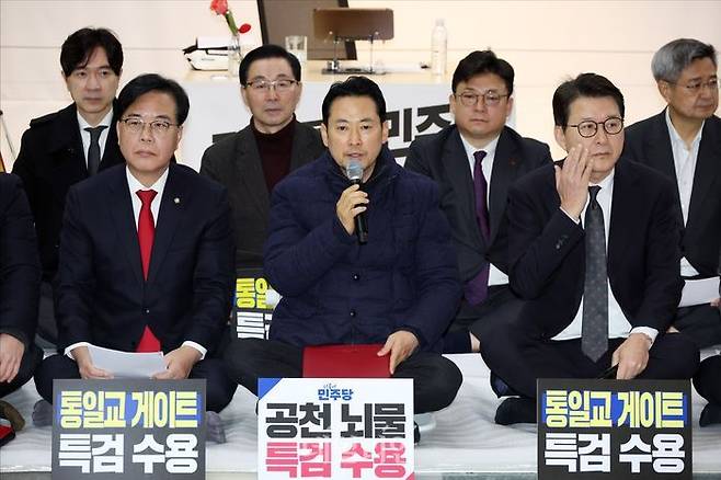 '통일교·공천헌금' 특검 수용 촉구 단식 5일차를 맞은 장동혁 국민의힘 대표가 19일 오전 국회 본청 로텐더홀 단식농성장에서 열린 국민의힘 최고위원회의에서 모두발언을 하고 있다. ⓒ데일리안 홍금표 기자