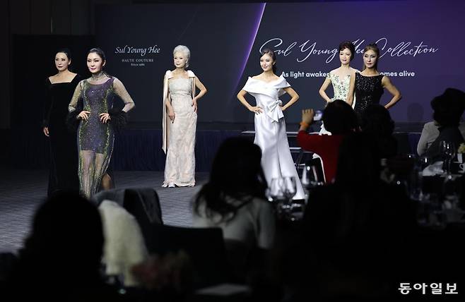 19일 서울 용산구 그랜드하얏트 서울그랜드 살롱에서 설영희 패션디자이너의 ‘들꽃청소년자립돕기 자선패션쇼’가 열렸다. 전영한 기자 scoopjyh@donga.com