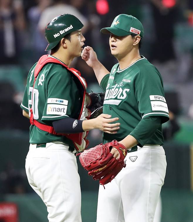 지난해 9월 26일 인천 KT전에서 포수로 9이닝을 책임진 조형우. 9회 세이브를 기록한 김민과 포옹하고 있다. SSG 제공