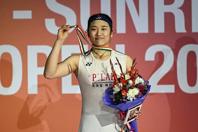 <yonhap photo-4544=""> Gold medallist South Korea?s An Se-young poses during the awards ceremony after the women?s singles final match at the India Open 2026 badminton tournament in New Delhi on January 18, 2026. (Photo by Sajjad HUSSAIN / AFP)/2026-01-18 16:59:28/ <저작권자 ⓒ 1980~2026 ㈜연합뉴스. 무단 전재 재배포 금지, AI 학습 및 활용 금지></yonhap>