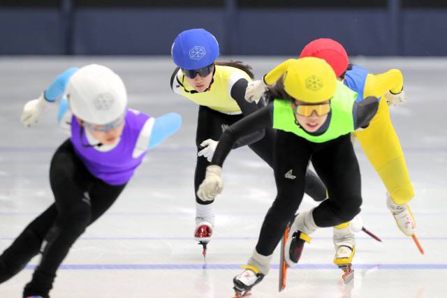 ▲ 강원 선수단이 17일 춘천송암스포츠타운빙상장에서 제107회 전국동계체육대회 사전 경기로 열린 쇼트트랙 여자12세이하부 2000m 계주 결승 경기에 임하고 있다. 한규빈 기자