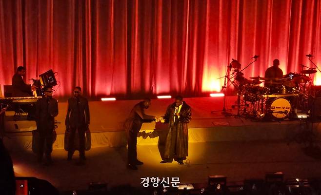 서울 영등포구 명화라이브홀에서 18일 열린 기비온의 <디어 비러브드 더 투어(Dear Beloved, The Tour)> 한국 콘서트에서 ‘Heartbreak Anniversary’ 무대 전 스태프가 기비온이 든 잔에 막걸리를 채우고 있다. 전지현 기자