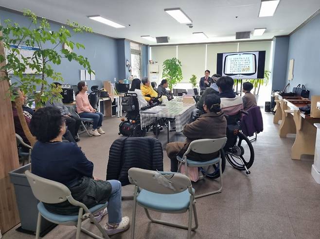 울산세움교회에서 주일 예배를 인도하는 박형우 목사의 모습.