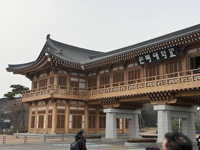 15일 찾은 전북대학교 정문. 국내 유일의 한옥학과가 있는 전북대학교의 정문은 한옥을 본딴 전통건축 양식으로 지어졌다. 윤성현 기자