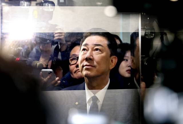 ▲각종 의혹으로 당 윤리심판원으로부터 제명 결정 처분을 받은 더불어민주당 김병기 의원이 19일 국회 소통관에서 기자회견을 열고 "재심을 신청하지 않고 (당을) 떠나겠다"고 밝힌 뒤 엘리베이터를 타기 위해 기다리고 있다. ⓒ연합뉴스