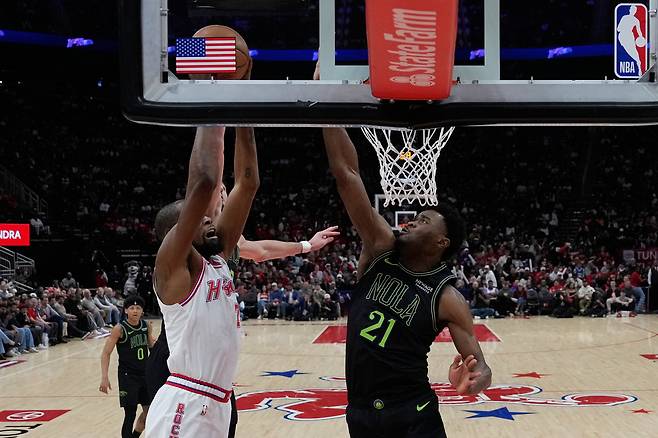 케빈 듀란트가 19일 미국 텍사스주 휴스턴의 도요타 센터에서 열린 뉴올리언스 펠리컨스와의 2025~2026 미국프로농구 정규리그 홈 경기에서 슛을 시도하고 있다. 휴스턴 | AP연합뉴스