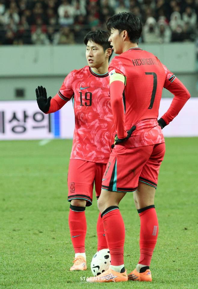 축구 국가대표 A매치 친선경기 대한민국과 가나의 경기가 지난해 11월 서울월드컵경기장애서 열렸다. 한국 손훙민이 이강인과 프리킥 상의를 하고 있다. /사진=김진경 대기자