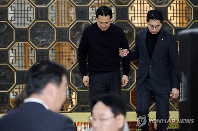 닷새째 단식 이어가는 국민의힘 장동혁 대표 (서울=연합뉴스) 이동해 기자 = 더불어민주당에 통일교·공천헌금 '쌍특검' 수용을 요구하며 닷새째 단식 투쟁을 이어가고 있는 국민의힘 장동혁 대표가 19일 국회 로텐더홀에 마련된 농성장에서 부축받고 있다. 2026.1.19 eastsea@yna.co.kr