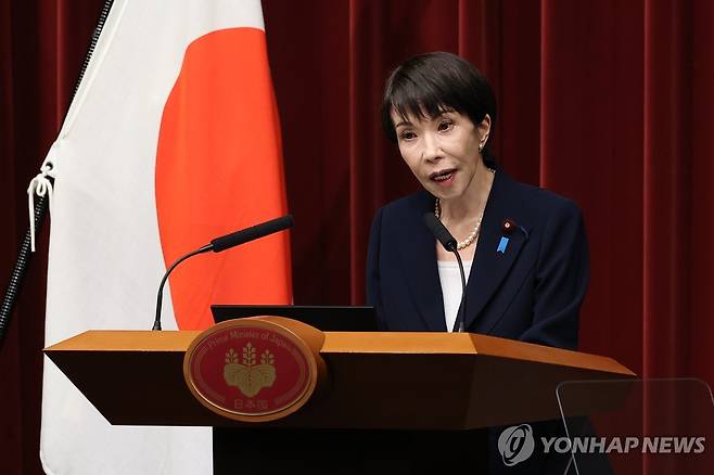 국회 해산 공식 표명하는 다카이치 사나에 일본 총리 (도쿄 AP=연합뉴스) 다카이치 사나에 일본 총리가 19일 총리 관저에서 오는 23일 중의원(하원)을 해산하겠다고 발표하고 있다.