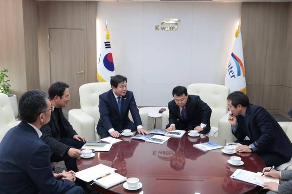 임병택 시흥시장은 최근 한국수자원공사 윤석대 사장을 만나 시화호와 거북섬 현안에 대해 대화를 나눴다. /임병택 시흥시장 페이스북 캡처
