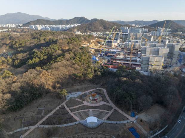 광주시 서구 중앙공원 일대를 대한민국 ‘제1호 국가도시공원’으로 지정하는 움직임이 본격화하고 있다. 민간공원 특례사업으로 아파트 단지(중앙공원 롯데캐슬 시그니처) 조성 공사가 한창인 중앙공원 1지구 현장. /김진수 기자 jeans@kwangju.co.kr