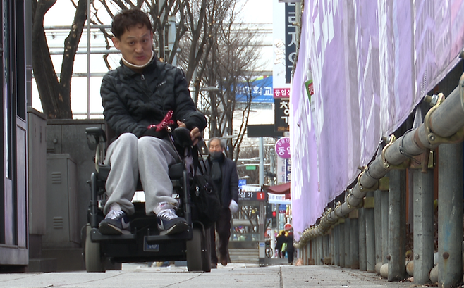 지난 3월 영남일보 디지털팀의 TK큐 <나는 시민기자 이준희입니다> 촬영 당시, 이준희씨가 대구 시내 도로를 전동휠체어를 타고 지나고 있다. 박지현기자 lozpjh@yeongnam.com