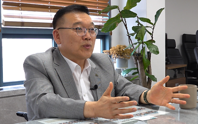 대구시지체장애인협회 최형석 협회장이 지난 8일, 대구 중구 사무실에서 영남일보 취재진과 만나 인터뷰하는 모습. 박지현기자 lozpjh@yeongnam.com