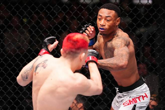 유수영과 상대하는 한국계 미국 파이터 일라이자 스미스. 사진=UFC