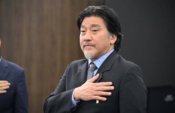 19일 외교부 서희홀에서 열린 '2025 APEC 정상회의 유공 정부포상 전수식'에서 APEC 정상 만찬 총괄 셰프를 맡았던 에드워드 리 셰프가 대통령 국민포장을 받았다.