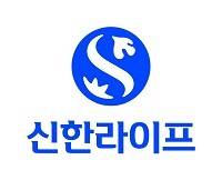 지난 14일 나인트리 로카우스 호텔에서 개최된 신한금융플러스 2026 전략컨벤션에서 설두환 대표(앞줄 왼쪽 여덟 번째)가 참석자들과 함께 기념 촬영을 하고 있다.(신한라이프). /사진=신한라이프