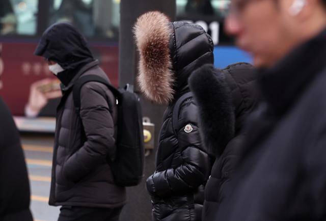 19일 오전 서울 세종대로 광화문역 네거리에서 시민들이 발걸음을 옮기고 있다. 뉴스1