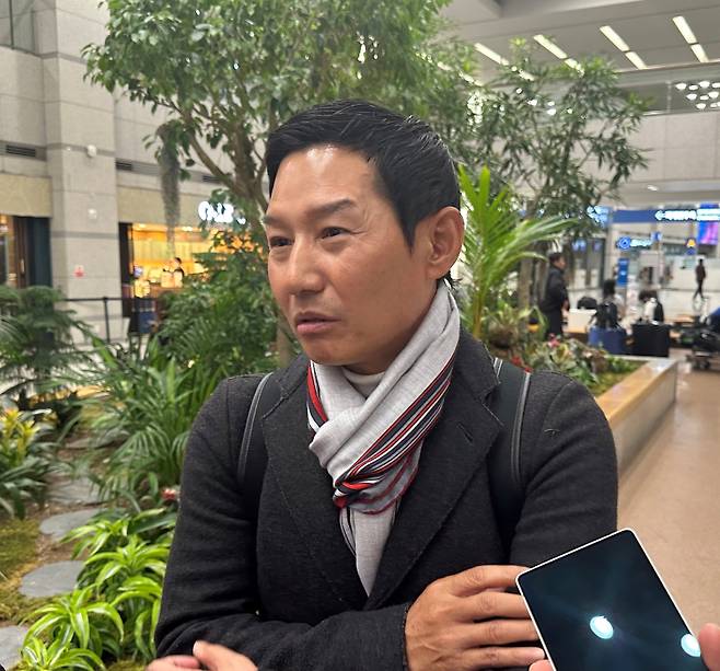 LG 염경엽 감독이 23일 미국 애리조나 캠프를 마치고 귀국한 뒤 취재진과 인터뷰를 하고 있다. 인천공항=이형석 기자