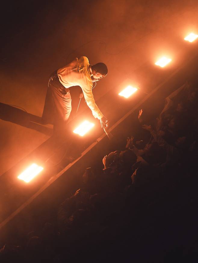 미국 R&B 가수 기비온이 18일 서울 영등포구 명화라이브홀에서 열린 <디어 비러브드 더 투어> 공연에서 관객의 손을 잡아주고 있다. 라이브네이션코리아 제공