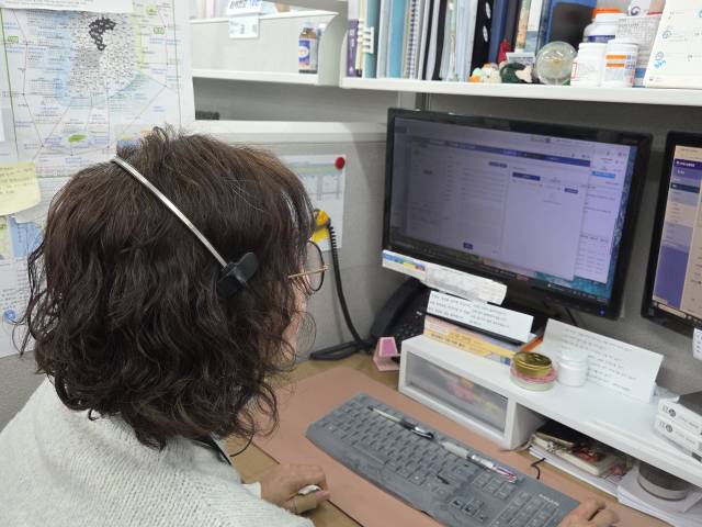 이향기 기상콜센터 상담사가 131 상담전화를 받고 있다. 과천=박민주 기자