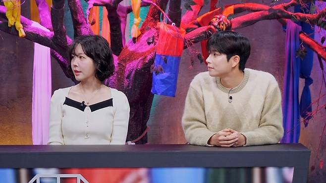 20일 방송되는 SBS Plus ‘신빨토크쇼 귀묘한 이야기 2’에 출연한 가수 겸 DJ 레이나(왼쪽). 사진 SBS Plus