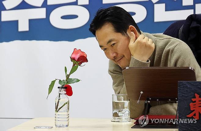 장동혁 대표와 장미꽃 (서울=연합뉴스) 이동해 기자 = 통일교·공천헌금 '쌍특검' 수용을 요구하며 엿새째 단식 농성 중인 국민의힘 장동혁 대표가 20일 국회 로텐더홀 단식 농성장에서 장미꽃을 바라보고 있다. 2026.1.20 eastsea@yna.co.kr