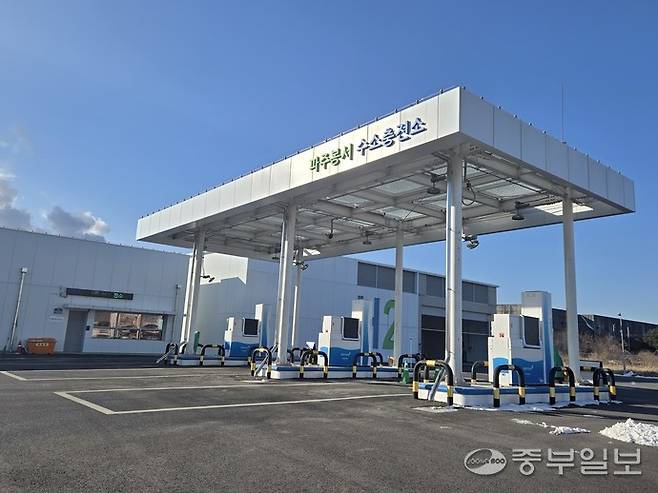 파주시 봉서리에 위치한 봉서 수소충전소가 수익성 부족을 이유로 지난 16일부터 공급중단에 들어가면서 수소차량 소유주들이 정상화 촉구를 요구하고 나섰다. 사진은 공급이 중단된 봉서 수소충전소 모습. 김은섭 기자