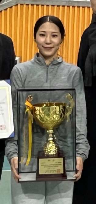 21일 전북 익산실내체육관에서 국가대표선수 선발대회를 겸해 열린 2026 전국남녀종목별오픈펜싱선수권대회 여자부 플뢰레 개인전서 우승한 최민서(안산시청)가 기념사진을 찍고 있다. 사진=안산시청