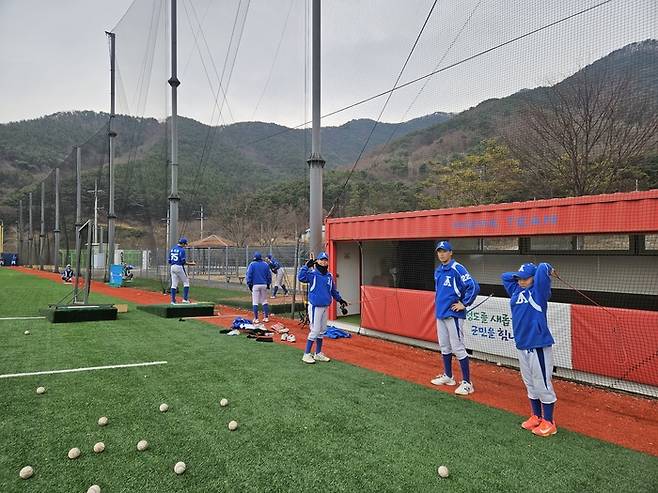 청도베이스볼파크에서 경기도 중앙중학교와 매송중학교 야구부들이 동계훈련을 하고 있다. <청도우리정신문화재단 제공>