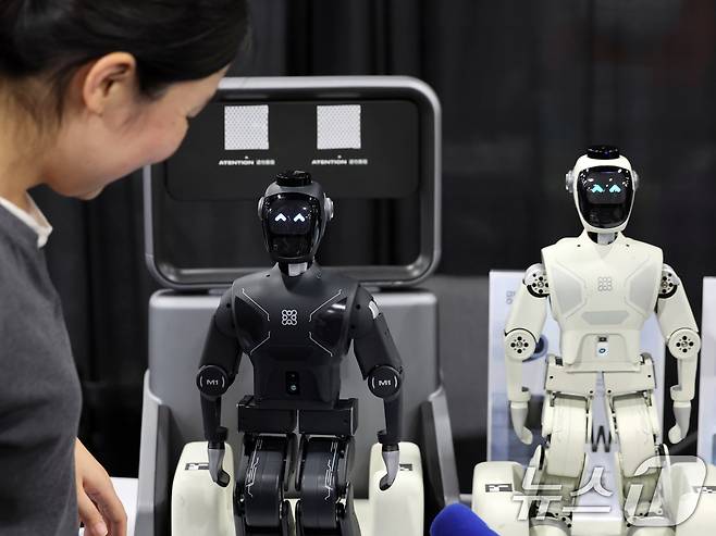 세계 최대 IT(정보기술)·가전 전시회 'CES 2026' 개막을 이틀 앞둔 4일(현지시간) 미국 네바다주 라스베이거스 만달레이베이 호텔에서 열린 'CES 2026 언베일드'에서 관람객들이 중국 기업의 휴머노이드 로봇 제품을 살펴보고 있다. 2026.1.5/뉴스1 ⓒ News1 황기선 기자