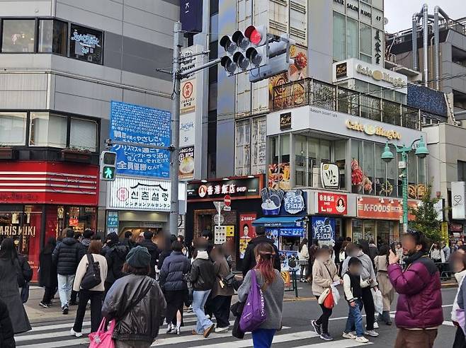 주말 오후 일본 도쿄 신주쿠구 신오쿠보 한인타운 모습. 신촌설렁탕, 홍콩반점 등 한국 브랜드 매장이 줄줄이 들어섰다. 박재현 기자