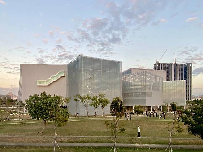 지난해 12월 개관한 ‘타이중 그린 뮤지엄브러리’. 공원 속에 도서관, 미술관 등 8개 건물이 결합돼 있다. 사진 출처 김대균 건축가