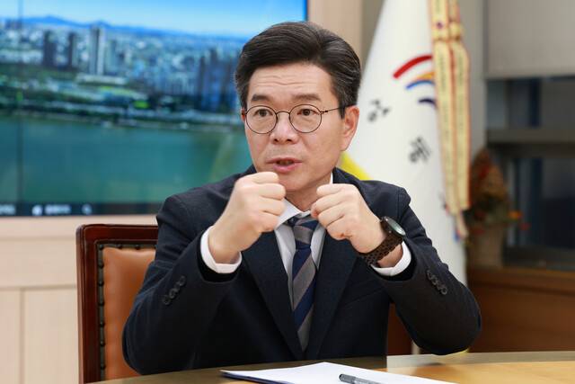 정원오 서울 성동구청장이 지난 13일 성동구청 집무실에서 한겨레와 인터뷰 하고 있다. 그는 “6·3 지방선거는 상대방과 싸우는 과정이 아니라 ‘시민의 불편함과 싸우는 과정’이 돼야 한다”고 말했다. 정용일 선임기자 yongil@hani.co.kr