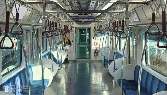 지난달 26일 오전 지하철 1호선에 탑승한 노인 고씨가 종점인 경기도 양주역에 도착하자 내릴 준비를 하고 있다. 나광현 기자